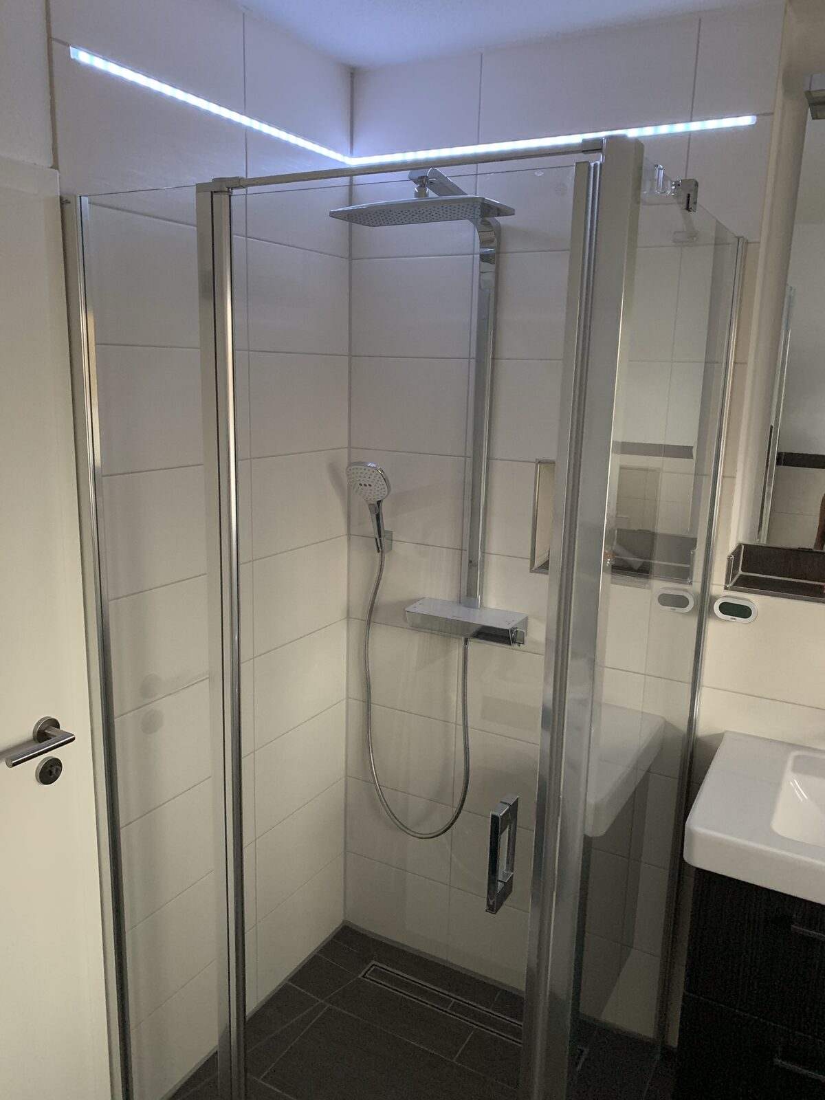 LED-beleuchtete Regenwalddusche im Detail