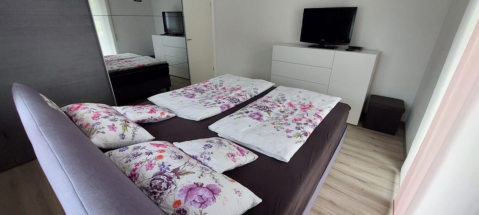 Schlafzimmer mit Kommode und TV