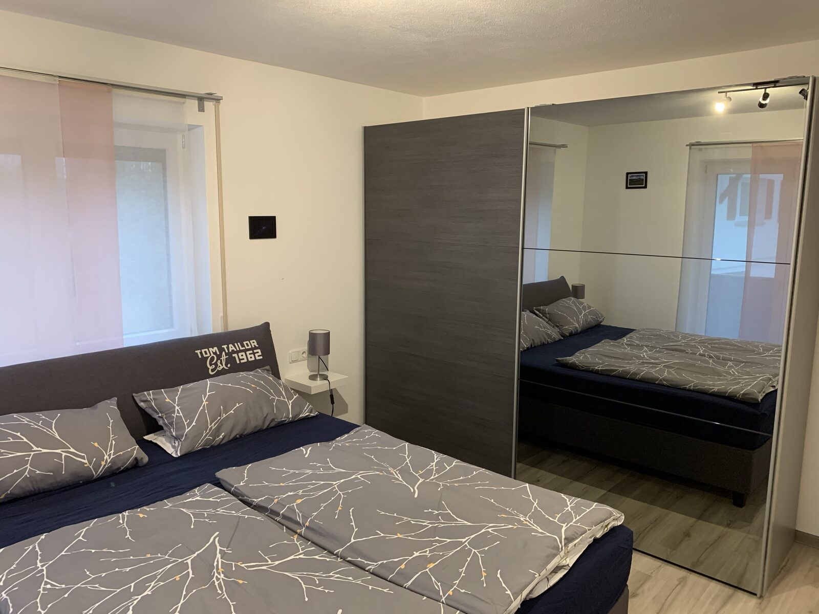 Schlafzimmer mit Kleiderschrank