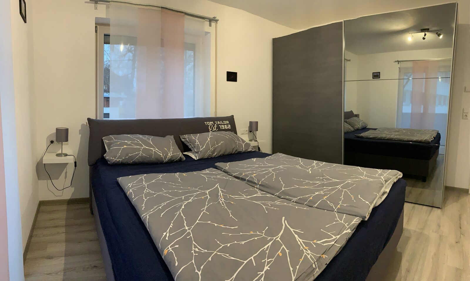 Schlafzimmer mit Boxspringbett – Gesamtansicht