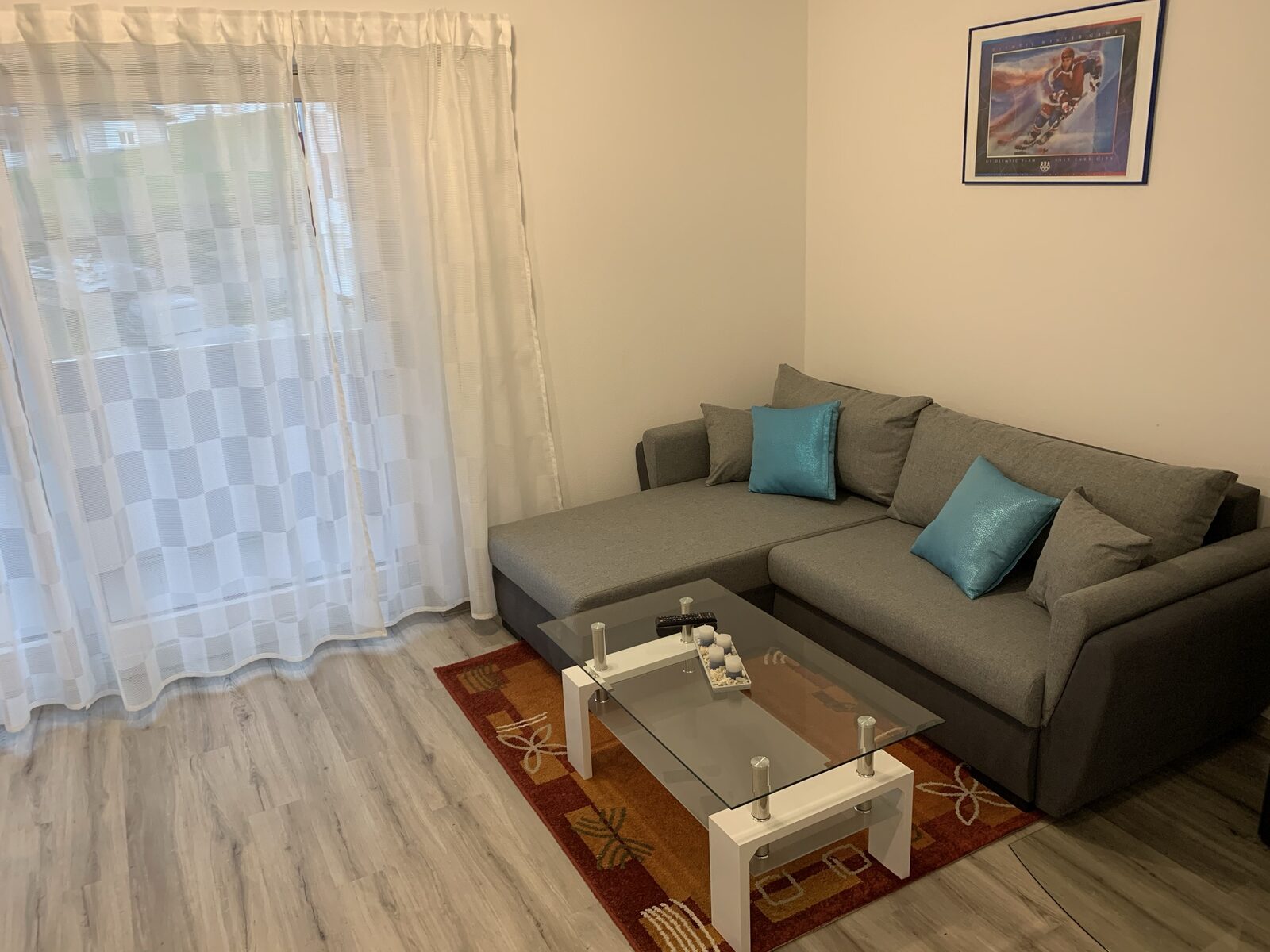 Wohnzimmer mit gemütlicher Couch
