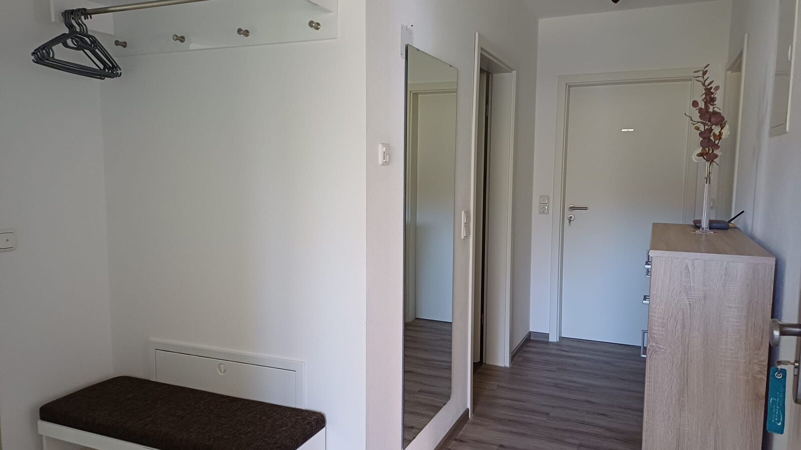 Diele mit Garderobe, Sitzbank, Spiegel und Schuhschrank