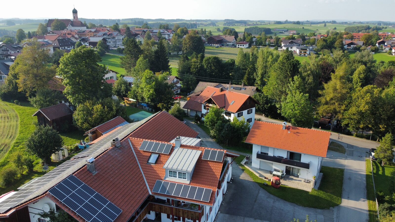 Blick über Seeg im Ostallgäu mit Alpenpanorama
